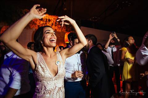 Novia bailando en la recepción en su casamiento. Foto espontanea'