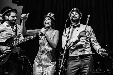 Novios cantando en la boda de Rosario'