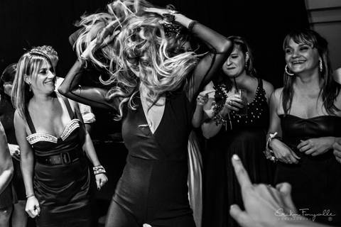 Novia de pelos sueltos bailando en la boda'