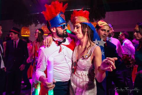Novios en carnaval carioca en su casamiento en Rosario'