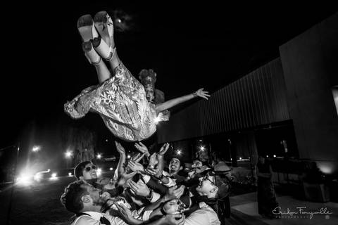 Novia en el aire en la fiesta de su boda en Rosario.'