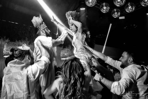 Novios fiesta en Rosario de su boda en Parada Uno'