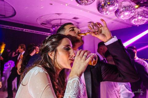Pareja de novios en su casamiento en Punta Barranca. Rosario.'