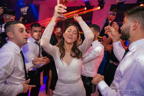 Novia con su vestido de novia bailando en su casamiento en Punta Barranca.'