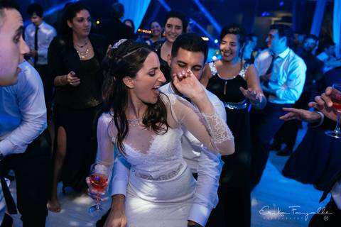 Pareja de novios el día de su boda festejando en Punta Barranca, Rosario.'