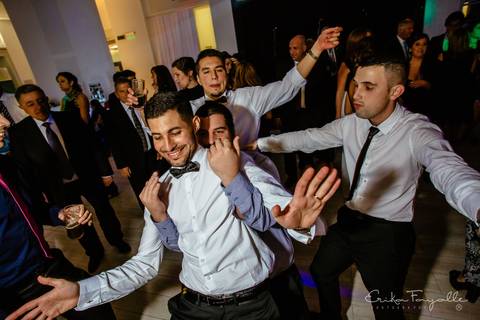 Novio con amigos en el festejo de su casamiento. Punta Barranca.'