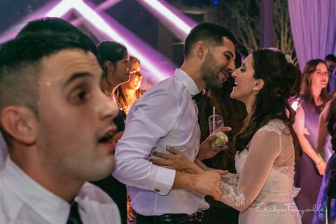Pareja en su casamiento en Punta Barranca. Boda en Rosario.'