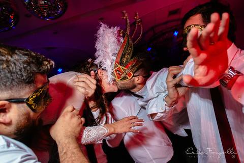 Máscaras venecianas en el casamiento en Punta Barranca, Rosario. Casamiento en Santa Fe.'