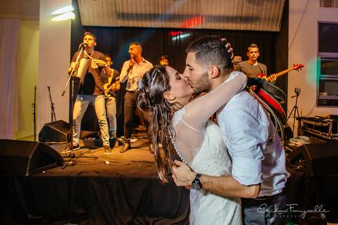 Show musical. Fiesta de casamiento en Punta Barranca. Novios besándose en su boda.'