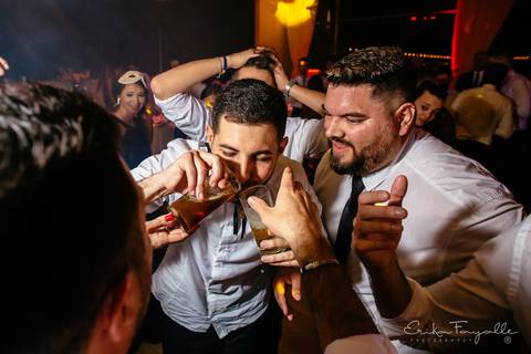 Novio bebiendo tequila en la boda de Rosario en Punta Barranca.'