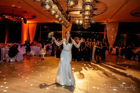 Novia con su ramo de novia en su fiesta de Punta Barranca. Casamiento en Rosario.'
