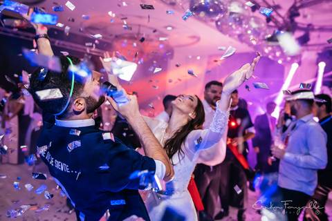 Papelitos en el casamiento en Rosario, Punta Barranca. Carnaval carioca en la boda.'