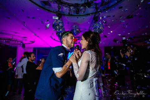 Pareja de novios en su fiesta de boda. Casamiento en Santa Fe, Rosario, Punta Barranca.'