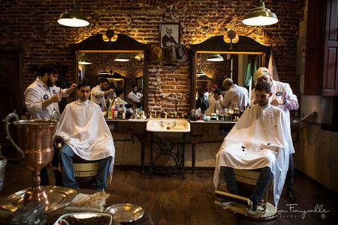 Getting ready del novio en Barberia Berlin.'