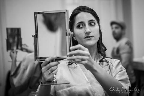 Novia en su getting ready con espejo. Foto blanco y negro. Casamiento en Rosario'