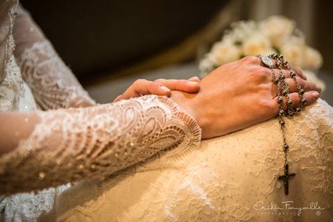 Rosario de perlas para esta novia con vestido de novia en Santa Fe.'