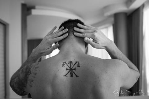 Novio en sus preparativos en el hote. puerto norte de Rosario.'