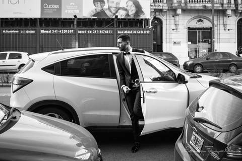 Novio llegando a la Parroquia antes de su boda en Rosario.'