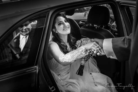 Novia bajando del auto con su padre llorando. Rosario, Punta Barranca.'