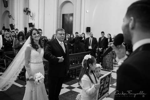 Novia llegando al altar con el padrino. Novio cantando. Parroquia nuestra señora del Carmen. Rosario.'