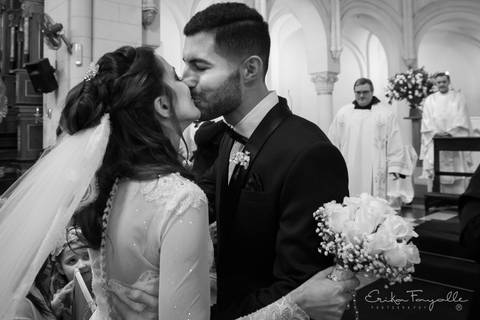 Novios beso en su casamiento en la Parroquia en Rosario.'