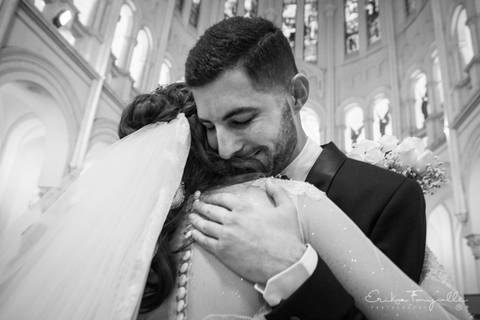Novios abrazados en el altar. en la Parroquia Nuestra Señora del Carmen. Fotografia blanco y negro. Rosario.'