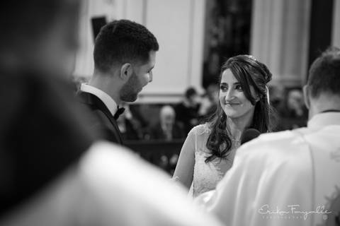 Novia con su vestido de novia. Foto blanco y negro. Parroquia Rosario. Casamiento.'