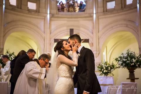 Beso de novios en su casamiento en Rosario. Ceremonia religiosa. Parroquia nuestra señora del Carmen.'