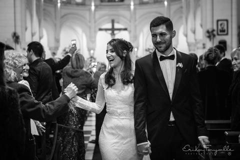 Pareja saluda a la salida de la ceremonia. Rosario. Casamiento en Punta Barranca.'