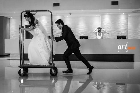 Novios en su boda soñada. Candida novia jugando en los preparativos. Erika Fayolle Fotografía de Bodas en Rosario, Buenos Aires Fotografía'