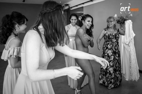 Novia desnuda con damas de honor y madrina. Preparativos. Getting ready. Make in off. Erika Fayolle Fotografía de Bodas en Rosario, Buenos Aires Fotografía'