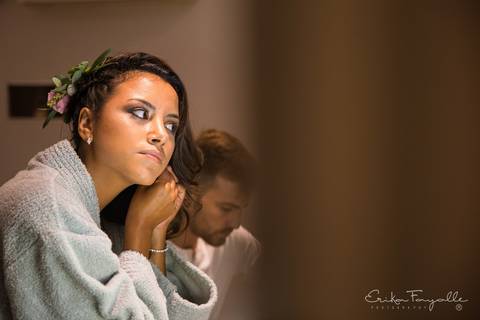 Novia arreglándose en los preparativos de su boda'