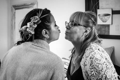 Madre y novia en los preparativos del casamiento.'