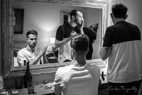 Novios en sus preparativos. Make in off'