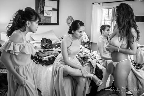 Getting ready de la novia de Perú en su casamiento a la tarde.'