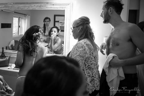 Sesión previa a la boda con amigos. Getting ready en la estancia.'