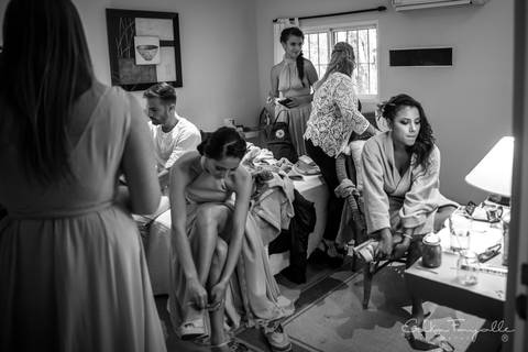 maquilladora y amigas de la novia en los preparativos de la boda'