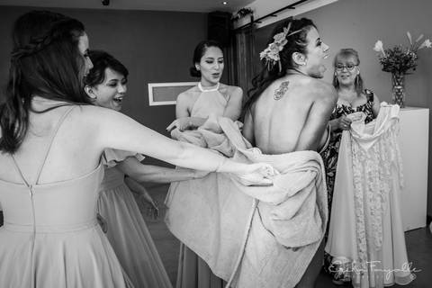 Novia sensual desnuda con las damas de honor en su casamiento de día. Getting ready'