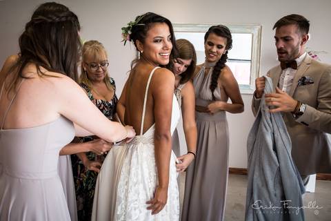 Vestido de novia en los preparativos de la boda. Casamiento al atardecer.'