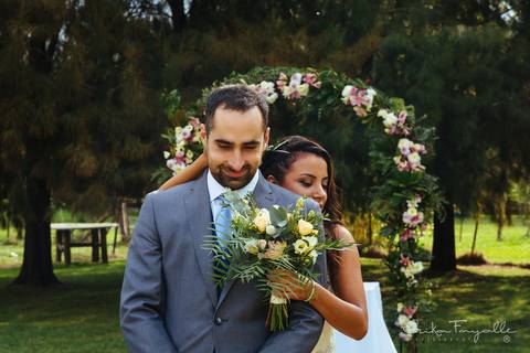 Los novios en el first look el día de su boda, casamiento en La Plata, Buenos Aires'
