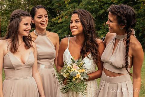 Damas de honor con novia en el matrimonio. Casamiento en estancia al atardecer.'