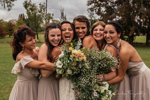 Divertidas damas de honor antes del casamiento en La Plata Buenos Aires'