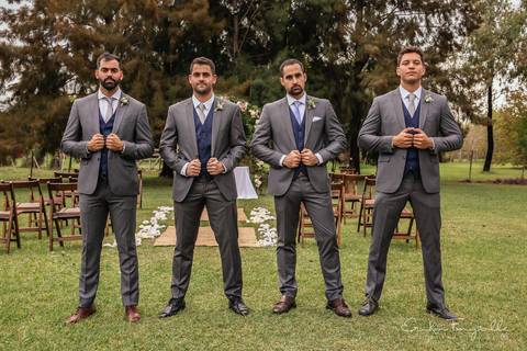 Novio esperando a la novia en su casamiento en la estancia.'