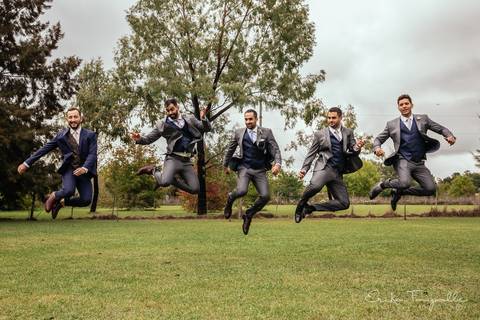 Novio divertido en su matrimonio'