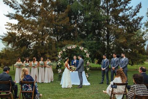 Ceremonia. Boda al atardecer con damas de honor en Buenos Aires. Erika Fayolle Fotografía de Bodas en Rosario, Buenos Aires Fotografía'