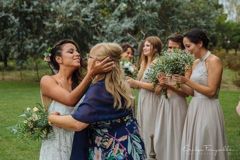 Novia y damas de honor en la ceremonia al atardecer en quinta en La Plata Buenos Aires. Erika Fayolle Fotografía de Bodas en Rosario, Buenos Aires Fotografía'