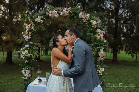 Novios en su boda al atardecer en estancia La Plata. Erika Fayolle Fotografía de Bodas en Rosario, Buenos Aires Fotografía'