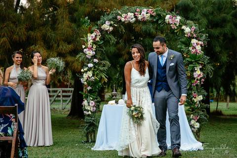 Ceremonia de boda en Buenos Aires. Damas de honor al atardecer. Erika Fayolle Fotografía de Bodas en Rosario, Buenos Aires Fotografía'