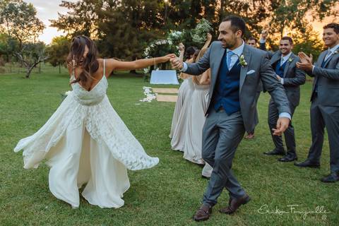 Novios en su boda al atardecer en quinta en Buenos Aires. Erika Fayolle Fotografía de Bodas en Rosario, Buenos Aires Fotografía'