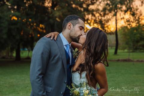 Novios en su boda al atardecer en La Plata.Erika Fayolle Fotografía de Bodas en Rosario, Buenos Aires Fotografía'